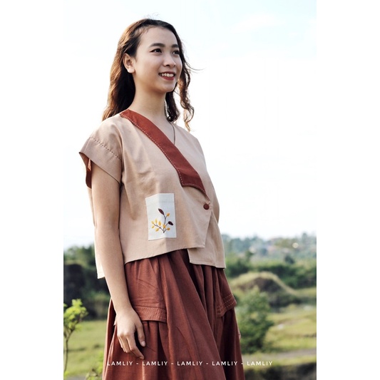 LAMLIY - Áo cổ bẻ túi thêu tay linen