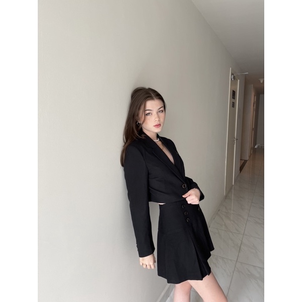 Áo vest blazer màu đen có độn vai, dáng ngắn - Levi Crop Black Blazer - OLALASTUDIO | BigBuy360 - bigbuy360.vn