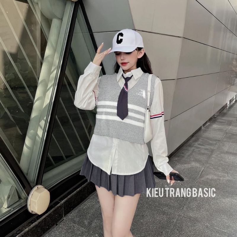 Set váy tiểu thư 4 món Áo sơ mi trắng, gile thêu chữ, chân váy xếp ly và Cavat dễ thương.Bộ đồ nữ cao cấp❤️
