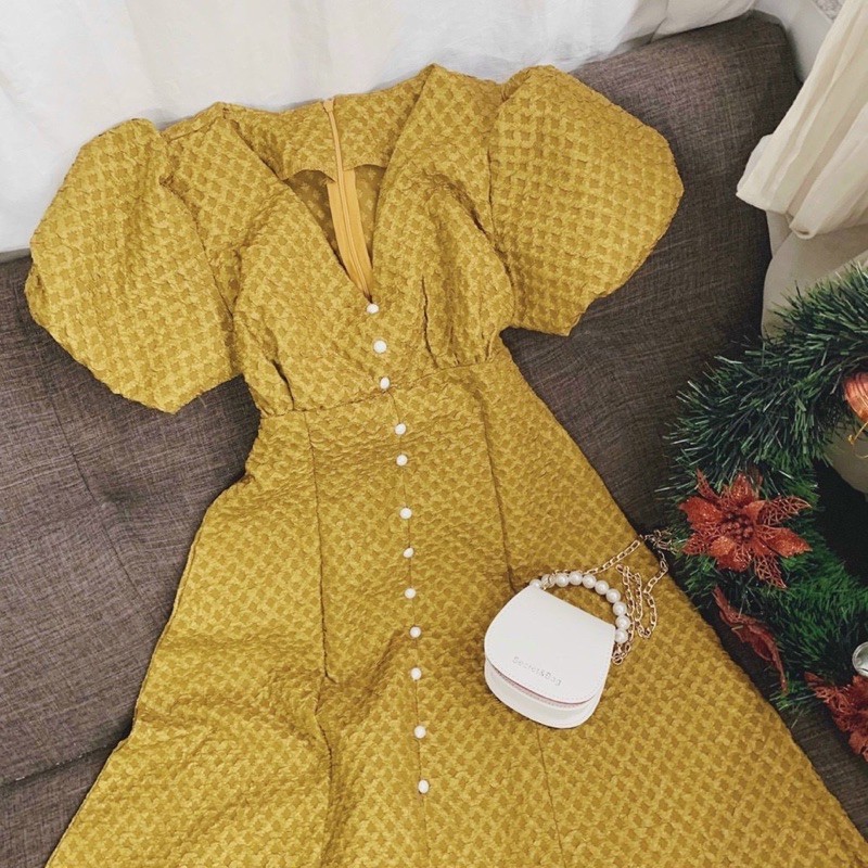 [Mã WASTMAY giảm 15% tối đa 30K đơn 150K] Đầm gấm vàng cổ V tay bồng | BigBuy360 - bigbuy360.vn