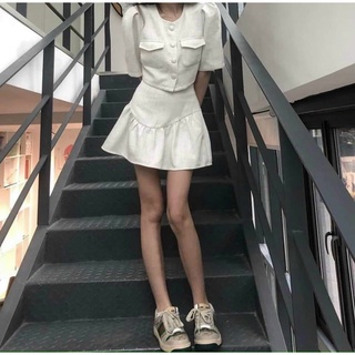 Set Áo Lửng Đính Nút Và Chân Váy Trắng