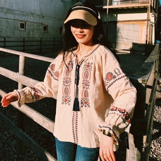 Áo màu be thêu hoạ tiết boho