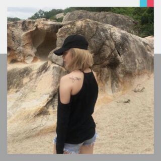Áo yếm tay dài khoét vai