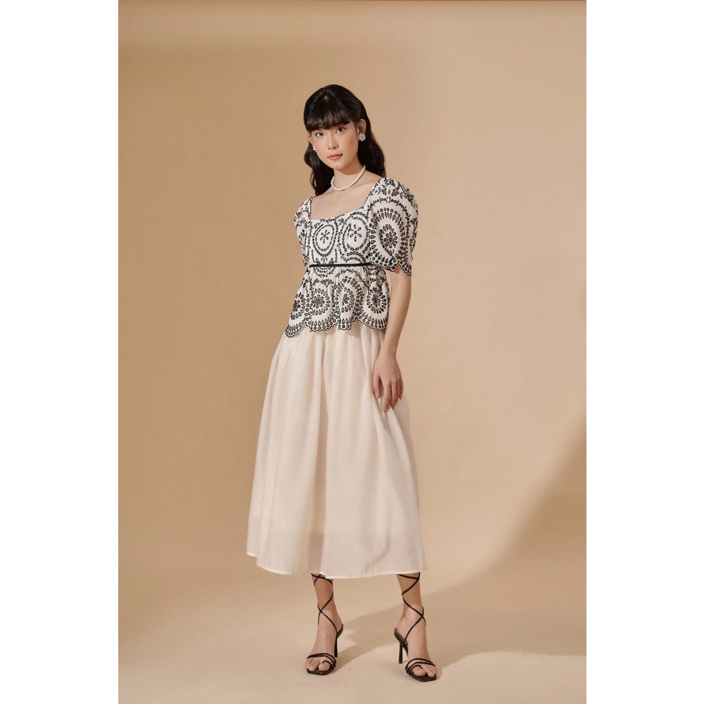 Áo cổ vuông tay phồng họa tiết thêu Sandie Top - DEVONS STUDIO