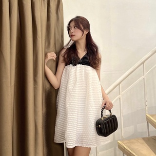 Váy trắng cổ yếm nơ đen