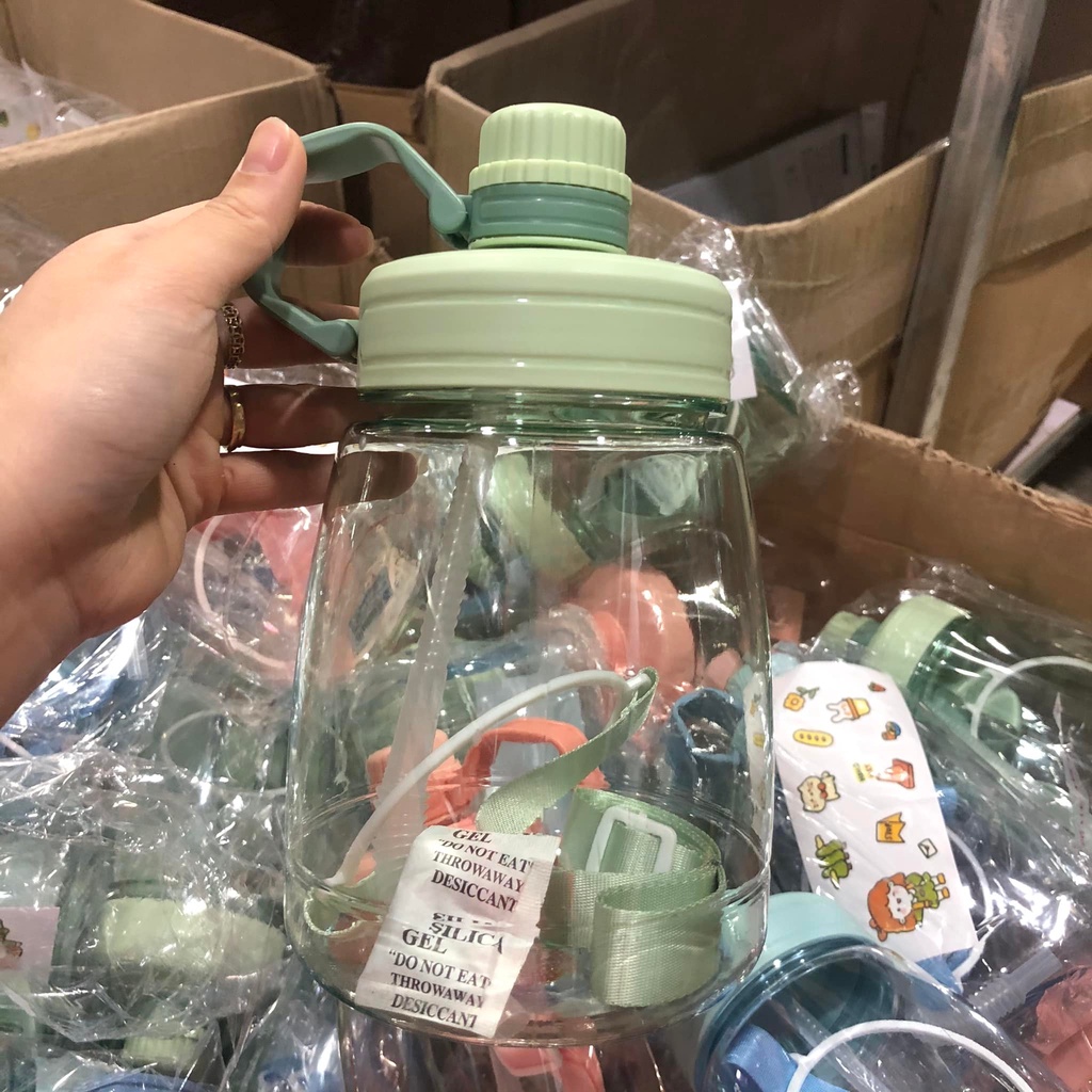 BÌNH ĐỰNG NƯỚC CÓ VÒI KÈM DÂY ĐEO DUNG TÍCH 1300ML TIỆN DỤNG - CÓ STICKER