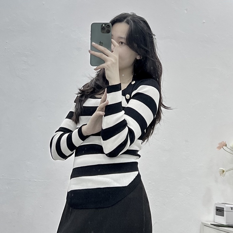 Áo len montoghi cổ vuông tay dài