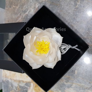 Cài áo hoa sen trắng