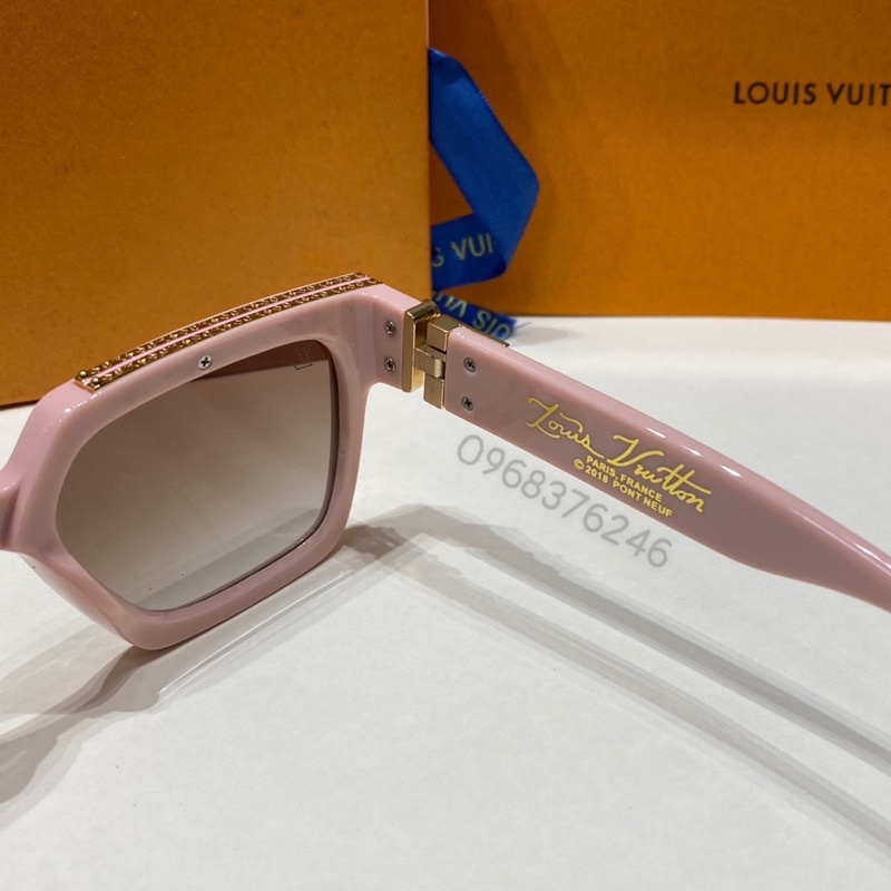 Kính LV hồng dáng vuông, thiết kế phong cách hiện đại,trẻ trung,sang trọng. Mắt chống UV400