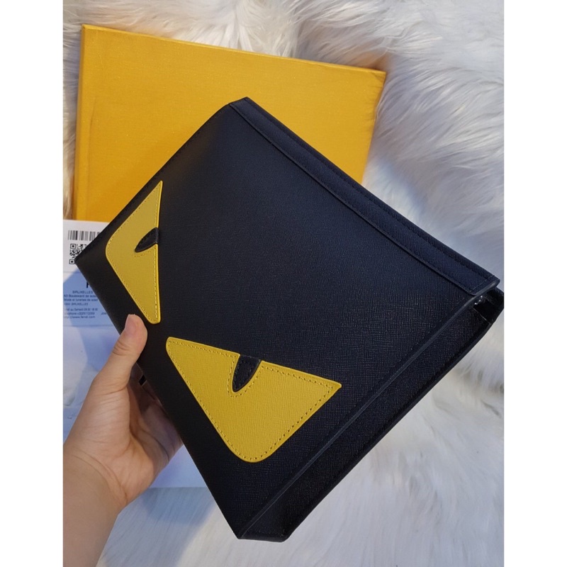 Clutch Fendi cầm tay mắt vàng, hàng đã sử dụng 1 lần còn full box