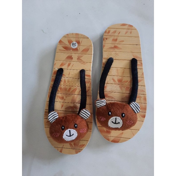 dép trúc gắn gấu