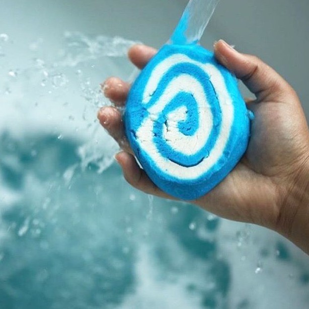 Bánh tạo bọt tắm LUSH - Blue Skies and Fluffy White Clouds Bubble Bar | BigBuy360 - bigbuy360.vn