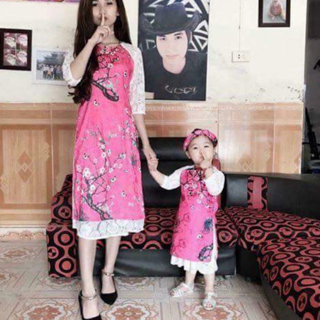 Áo dài cách tân sét mẹ và bé .vải gấm kết hợp tay ren và chân váy ren họa tiết hoa đào thể hiện mùa xuân ấm áp và vui ve