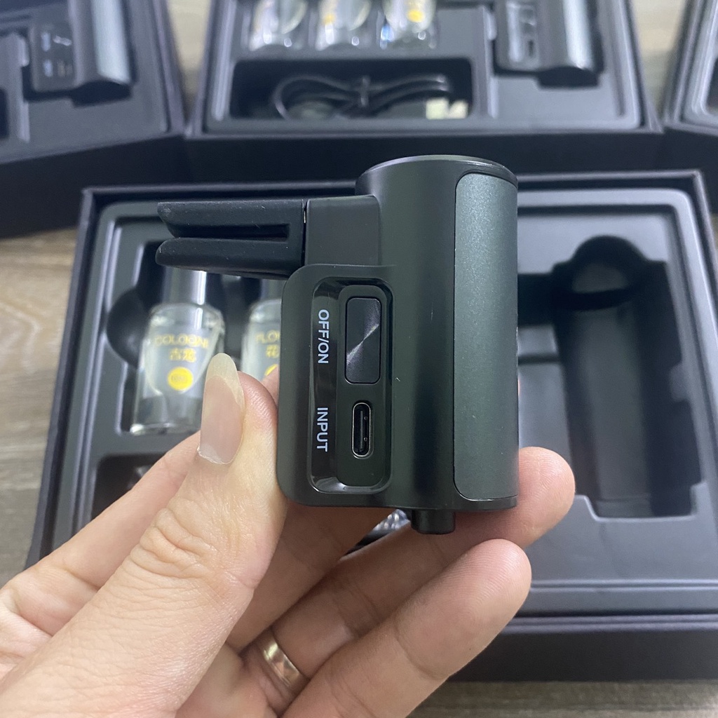 Máy khuếch tán tinh dầu nước hoa cài khe gió điều hòa xe hơi