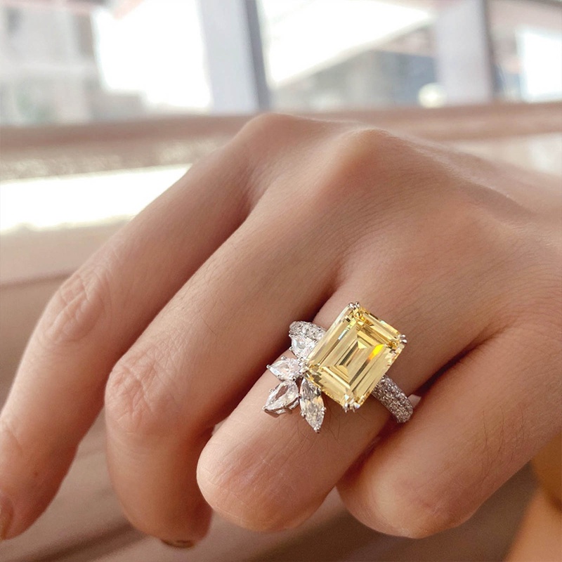 Nhẫn Đính Đá Zircon Hình Vuông Màu Vàng Sang Trọng Cho Nữ