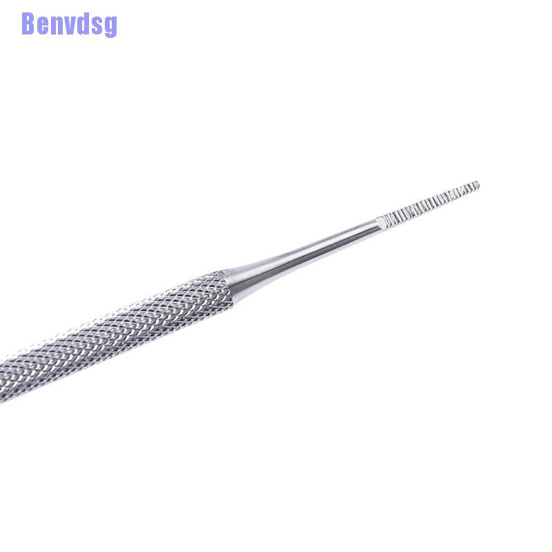 1 Dụng Cụ Vệ Sinh Móng Tay Tiện Lợi