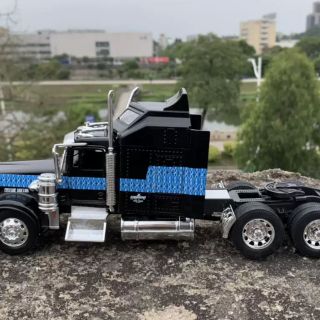 Xe mô hình đầu kéo hợp kim 1:32
