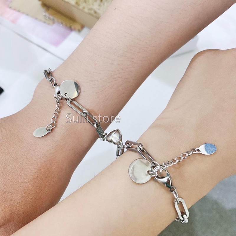 Vòng tay lắc tay cặp đôi xích charm tròn nam châm hít khắc chữ theo yêu cầu Sulli store