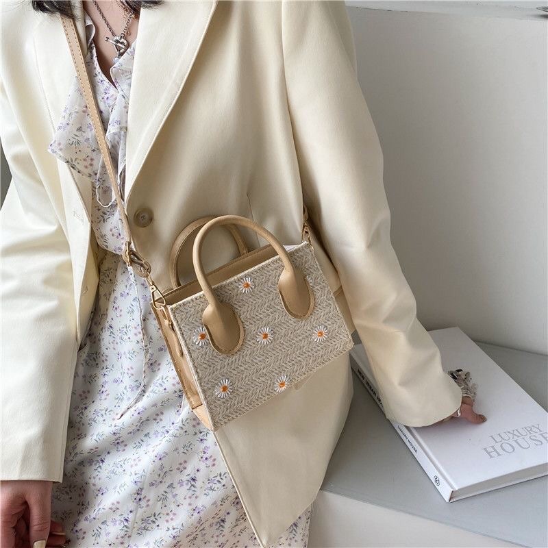 Túi đeo chéo cói thêu hoa phối da mùa hè (có sẵn, hình thật)