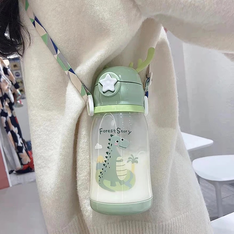 Bình Nước 600ML Chống Thấm Nước Chống Rò Rỉ Họa Tiết Hoạt Hình Kèm Ống Hút Và Dây Đeo Tiện Dụng