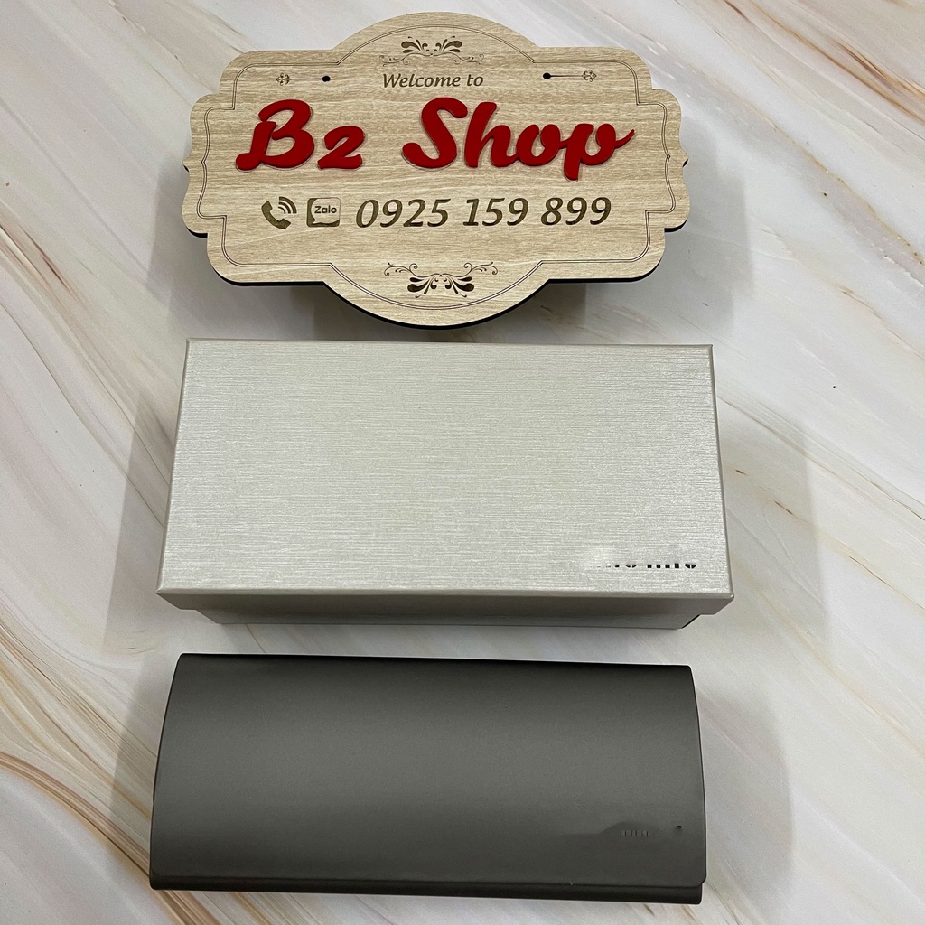 Bộ hộp đựng kính mắt các hãng và khăn lau cao cấp.