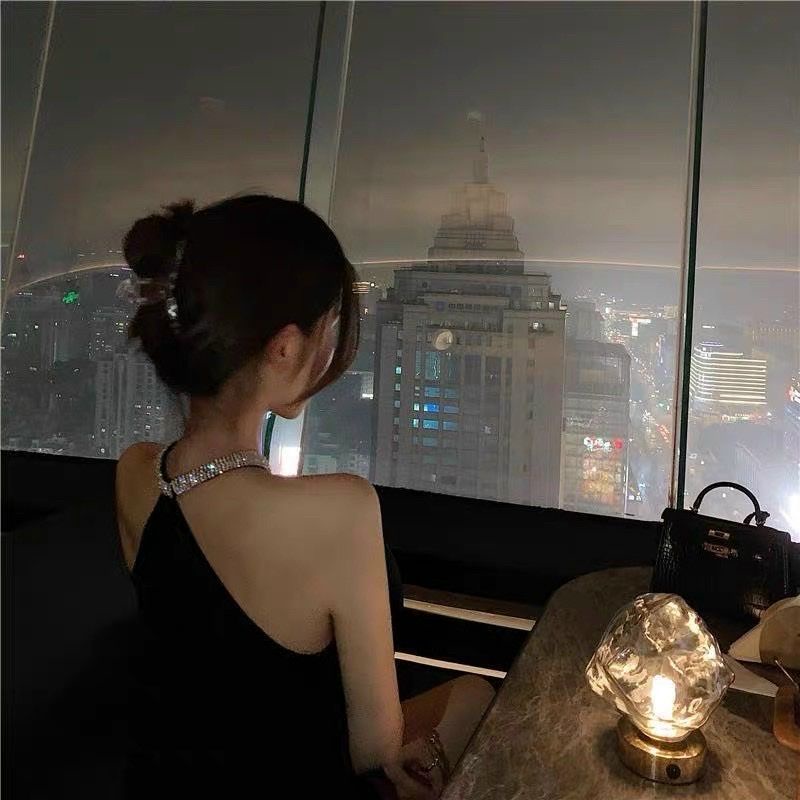 Đầm yếm đen viền cổ