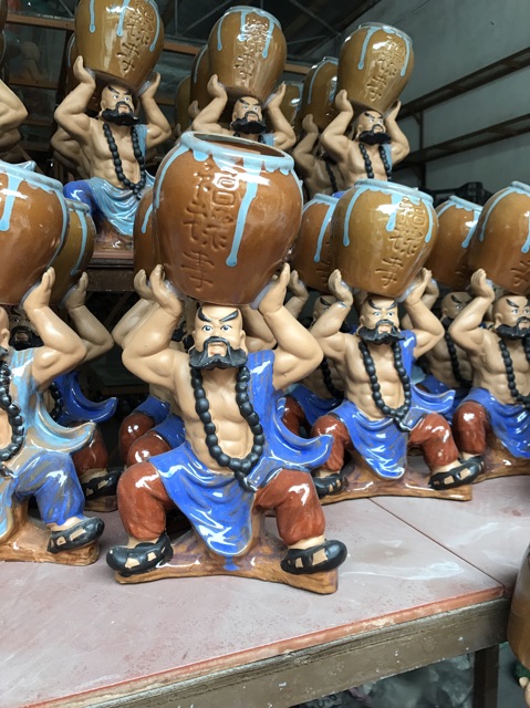 Ông nâng bình Lỗ Trí Thâm