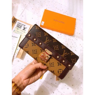 Clutch đinh Louis Vuittion