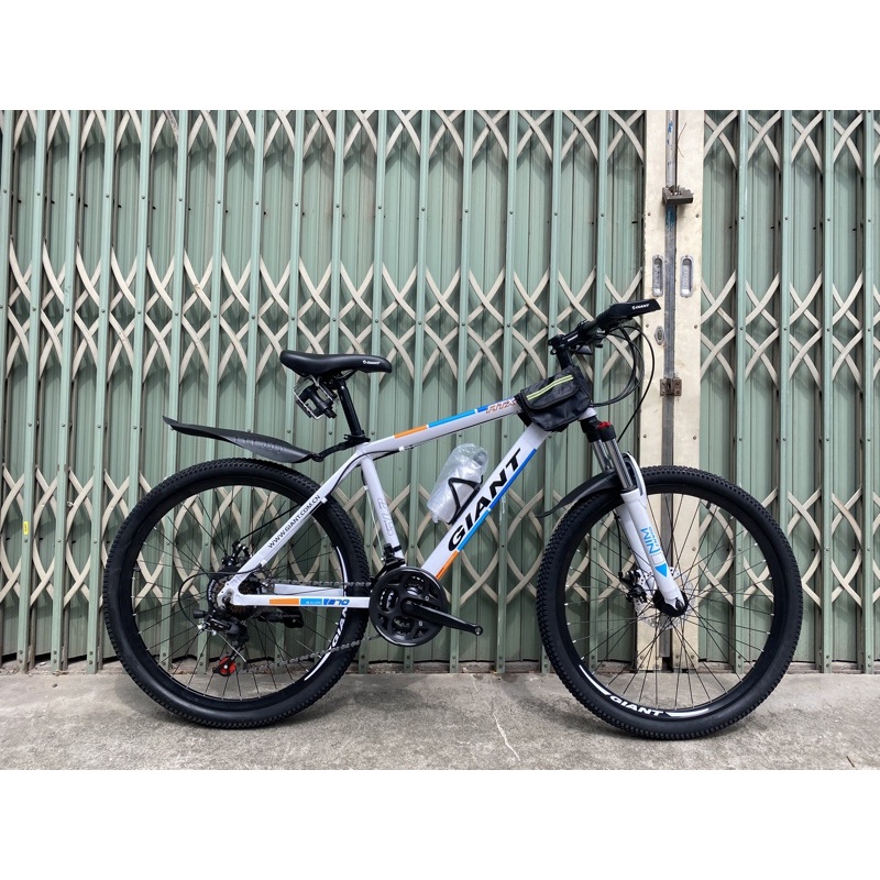 Khuyến mại xe đạp thể thao GIANT vành 26 inch 3 đĩa 7 lip 21 tốc độ dành cho người từ 1m55 đến 1m75 khung thép cực bền