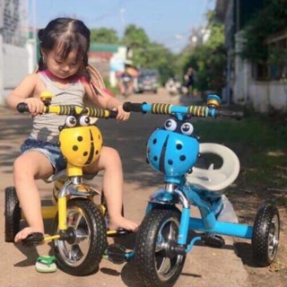 xe đạp trẻ em-con bo binh nuoc