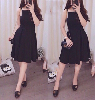 Đầm xoè cổ yếm
