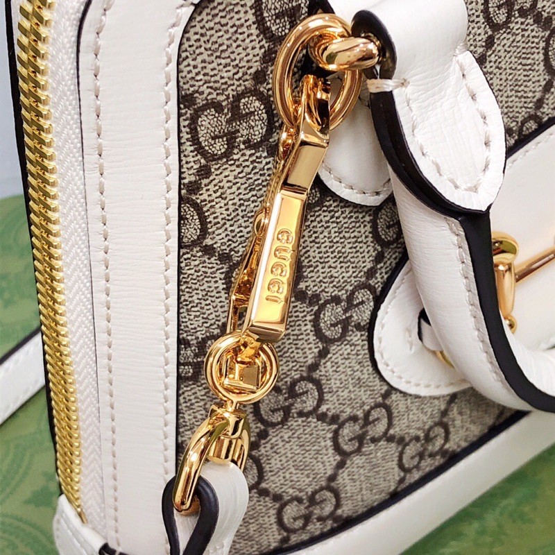 túi xách mini này được làm bằng vải canvas hoa văn G đôi cổ điển của thương hiệu, được trang trí da màu nâu gucci GC gG