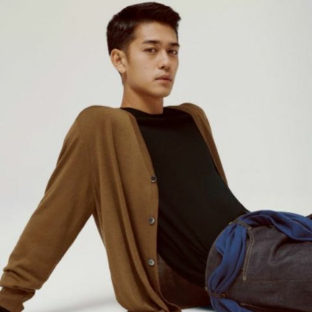 Áo khoác len cardigan nam cổ tim dòng Extra Fine Merino trẻ trung, năng động của Uniqlo .