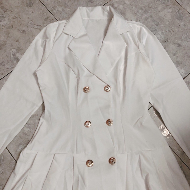 Đầm vest nút vàng