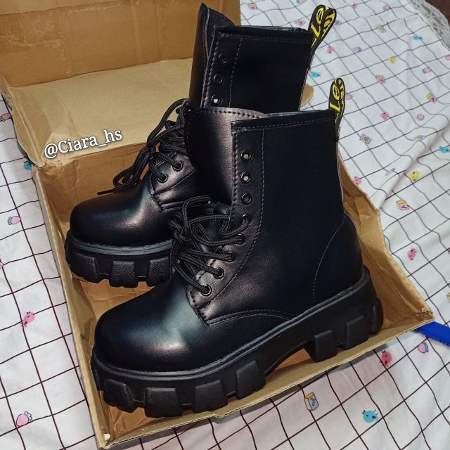 Giày Boots Ulzzang đế cao dày đẹp 5cm, 2 loại da đen lì và đen bóng.