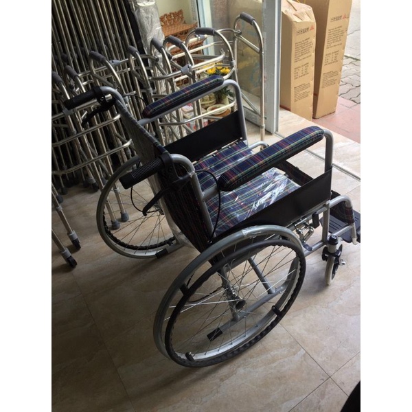 Xe lăn vải kẻ khung sơn X75 dành cho người khuyết tật, người già, người bệnh
