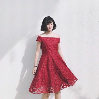Đầm ren cổ thuyền trễ vai đẹp lộng lẫy