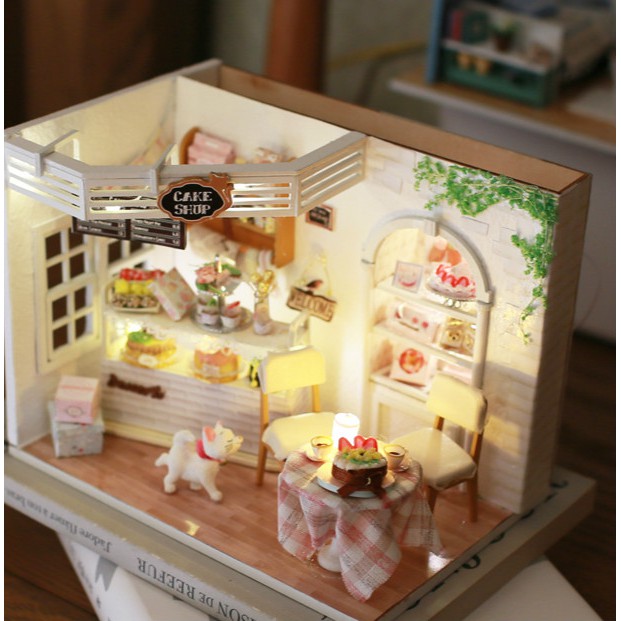 Mô hình nhà DIY Doll House Cake Diary Nhật Ký Bánh kèm Mica che bụi, Bộ dụng cụ và Keo dán