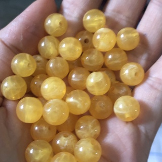 18-35 hạt nhựa tròn màu vàng vân giả đá 8-10mm có lỗ xỏ làm vòng tay, vòng cổ