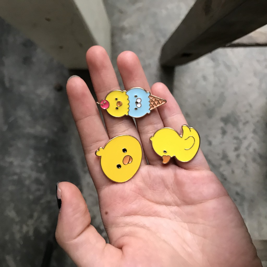 Pin cài áo Vịt vàng