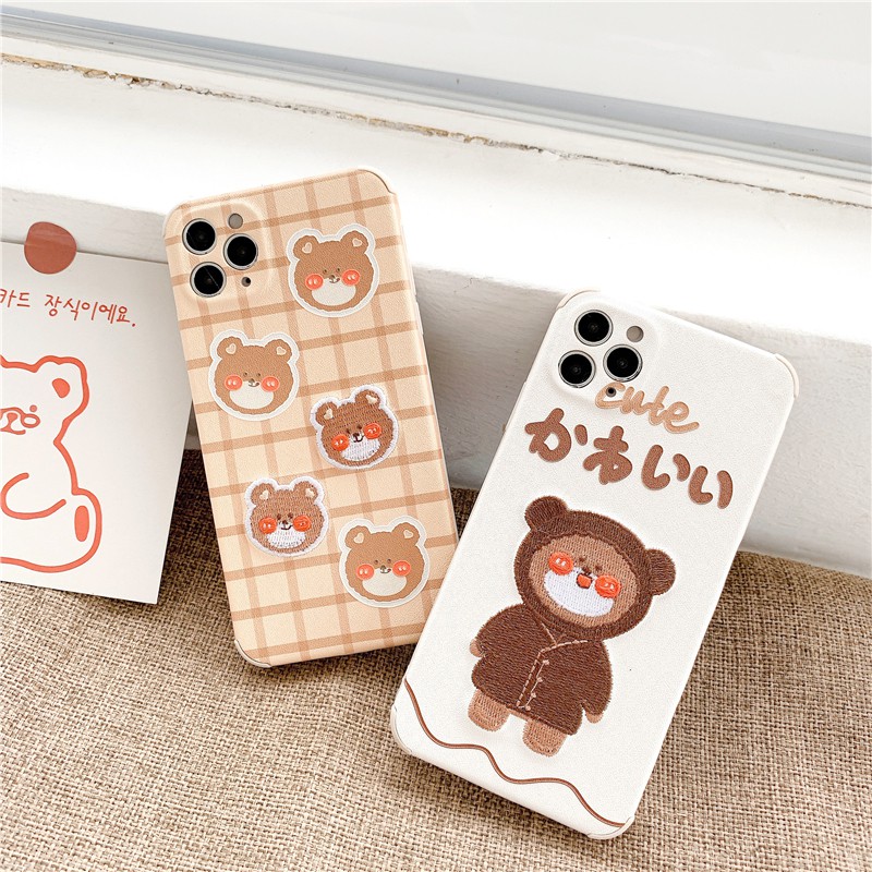 Ốp lưng iphone Gấu nâu nhỏ thêu viền chống va đập 5/5s/6/6plus/6s/6splus/7/7plus/8/8plus/x/xs/11/12/pro/max/plus/promax | BigBuy360 - bigbuy360.vn