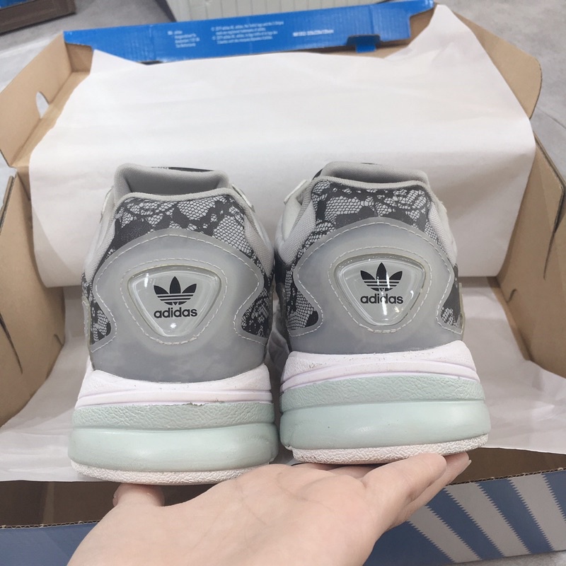 Giày thể thao Sneaker Adidas Falcon màu Xám hoạ tiết