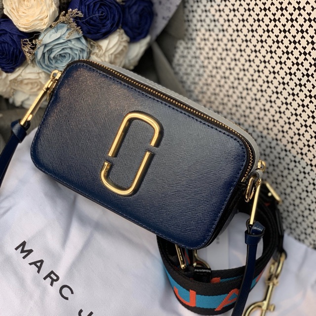 Túi Marc Jacobs Snapshot xanh navy phối colorblock kèm dây thương hiệu màu nổi bật