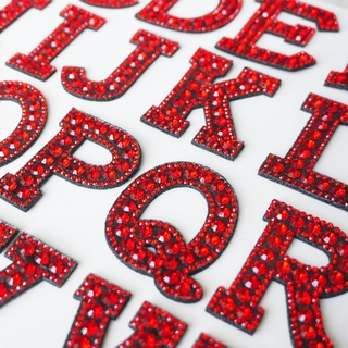 Chữ Đỏ Kim Cương Giả Bảng Chữ Cái May Sắt Trên Miếng Dán Sáng Huy Hiệu Cho Tên DIY Mũ Túi Quần Jean Quần Áo Táo Thủ Công