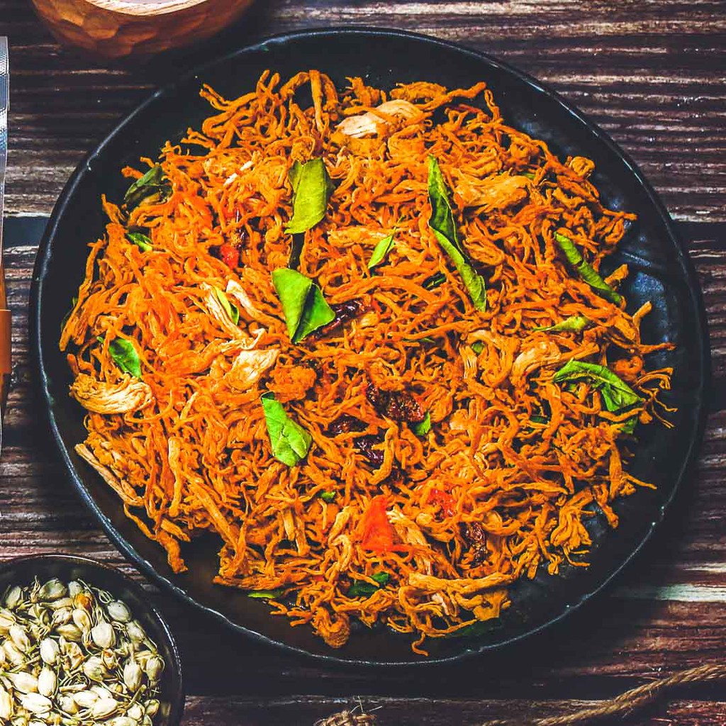 Khô gà cay lá chanh L'angfarm Được chế biến từ thịt gà tươi ngon, tẩm ướp đậm đà, giòn, ngon, hấp dẫn. | BigBuy360 - bigbuy360.vn