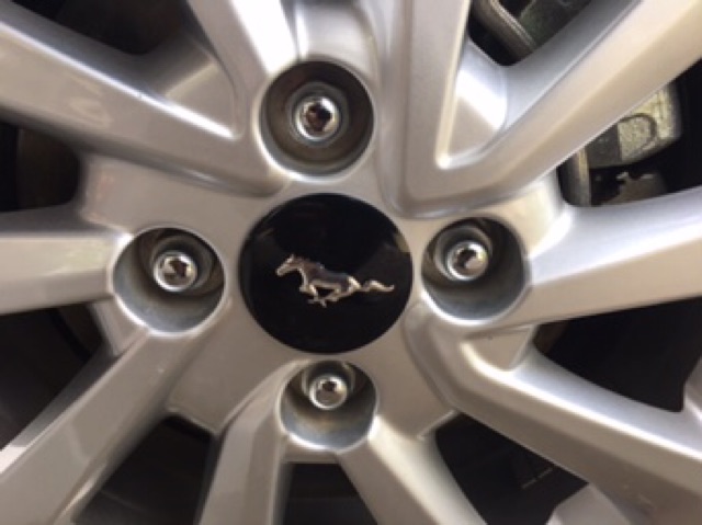 Bộ 4 logo dán mâm xe ô tô hình ngựa Mustang