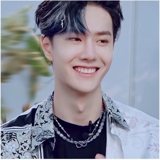 Phụ kiện tóc tia chớp Vương Nhất Bác