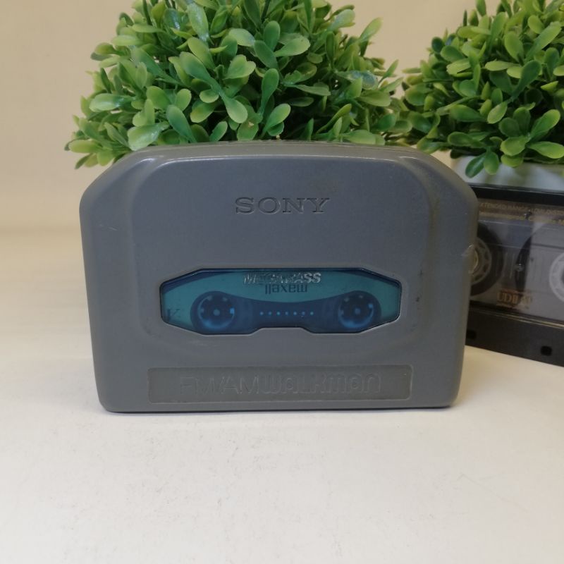 Máy nghe nhạc băng tape cassette Sony Walkman WM-FX493 có radio màn hình dùng 2 pin aa tiện lợi