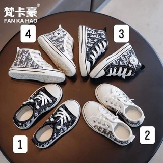 2 Giày thể thao bé trai và quần áo