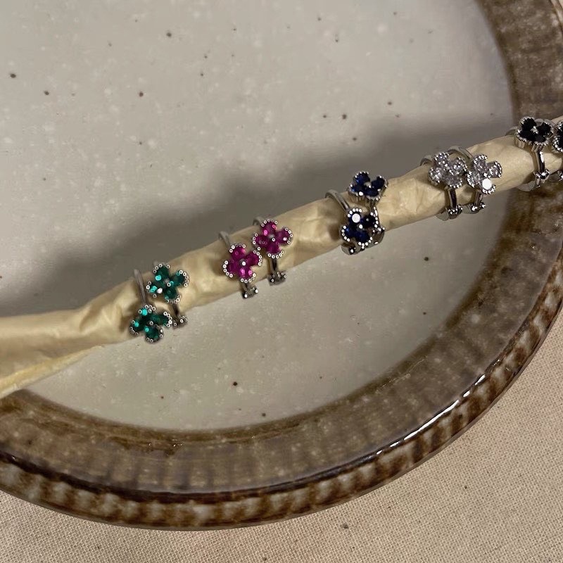 1 chiếc bông tai khoen hoa đá màu